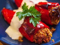 Пълнени чушки (пиперки) с кайма и ориз залети с бял сос Бешамел на фурна - снимка на рецептата Пълнени чушки (пиперки) с кайма и ориз залети с бял сос Бешамел на фурна - снимка на рецептата